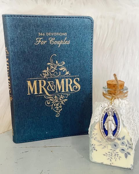 Mr. & Mrs. 366 Devotionals for Couples- Blue