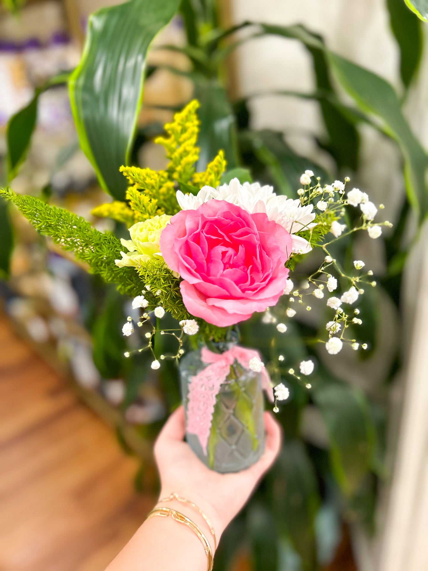 $25 Sussie Bloom Floral Arrangement