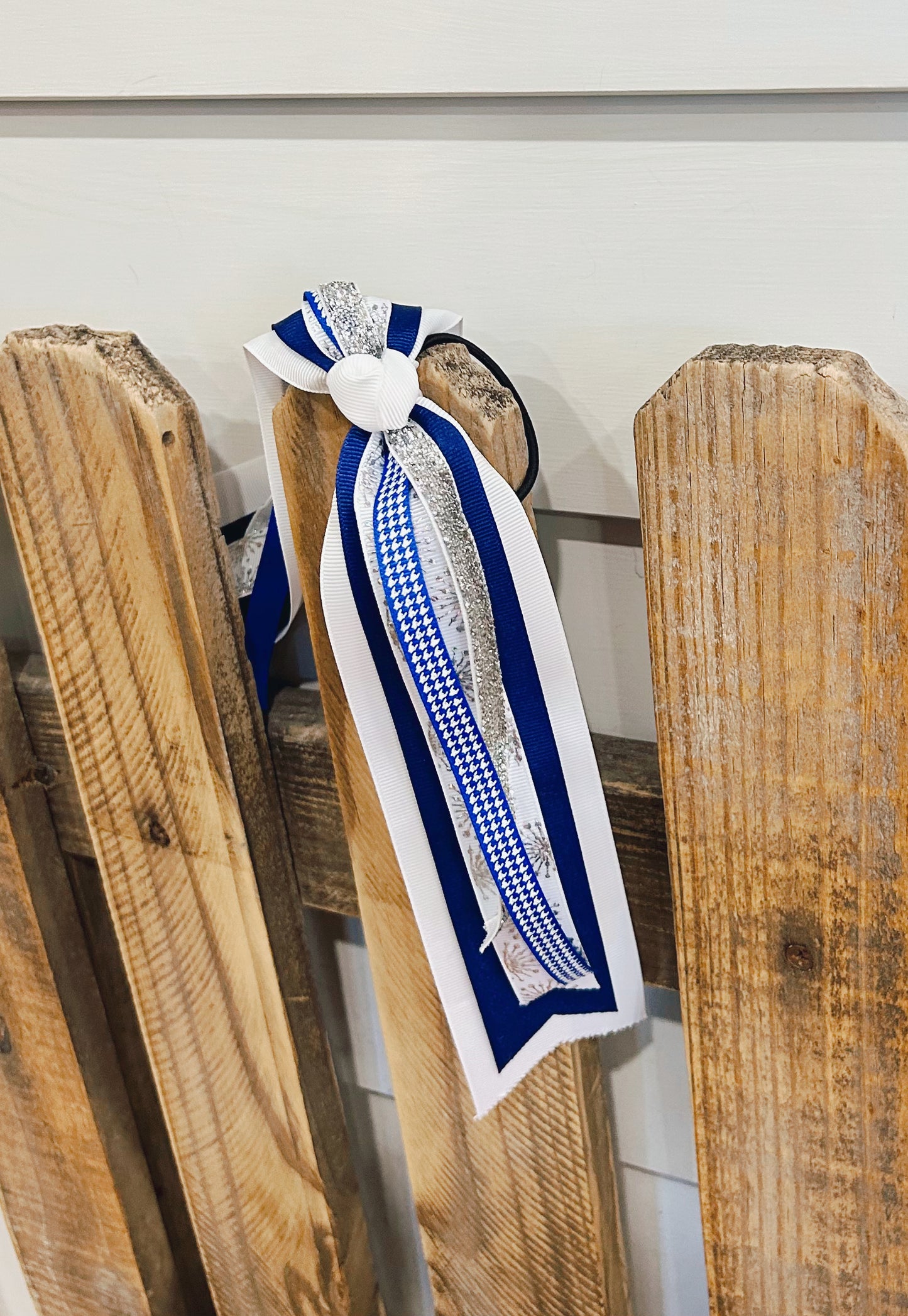 Blue and White Streamer