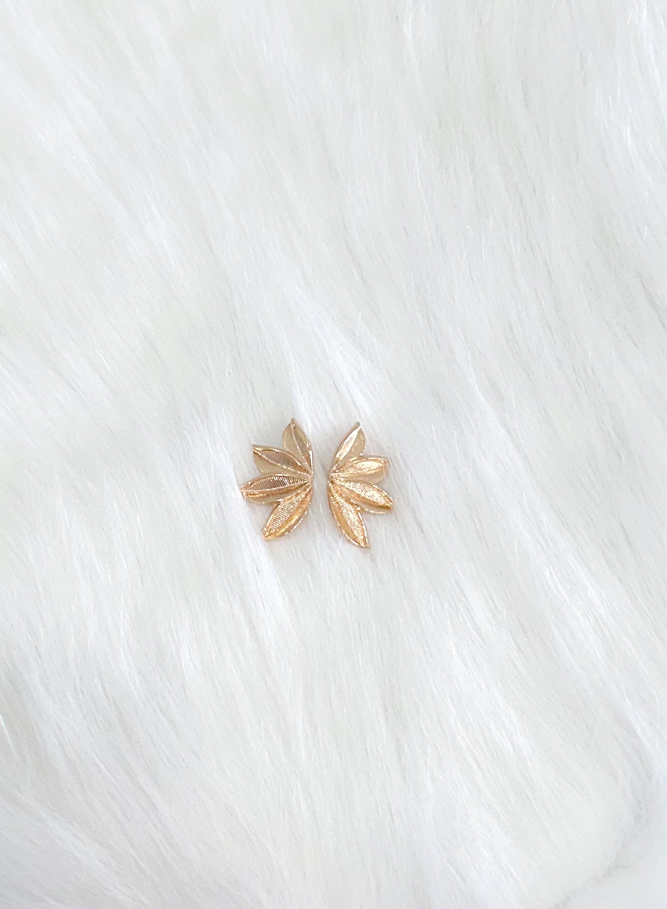 Fall In Love Leaf Stud