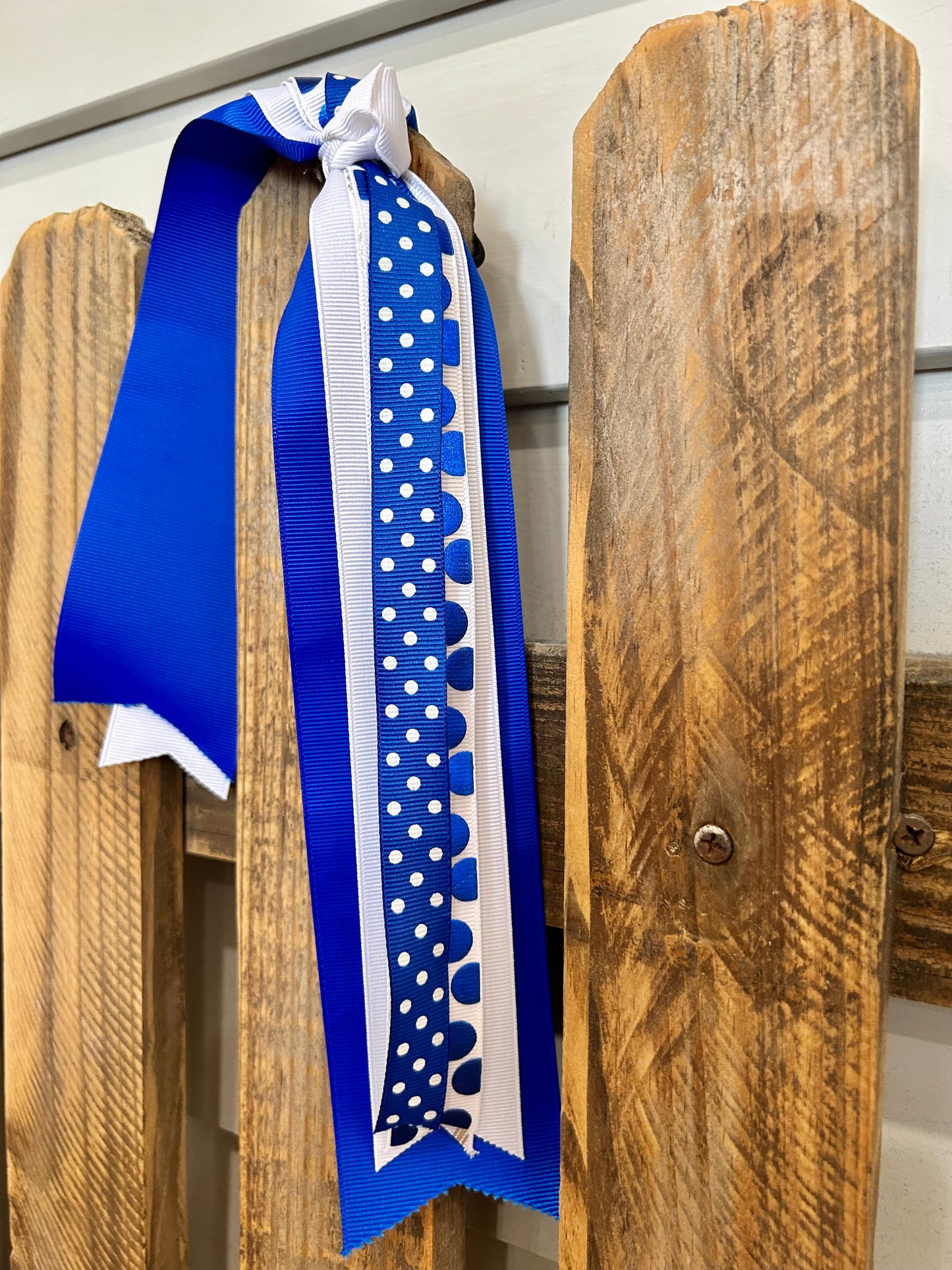 Blue and White Streamer