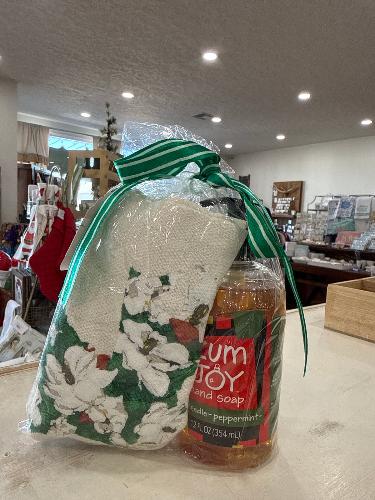Zum Soap & Magnolia Louisiana Christmas Hand Towel Gift Set