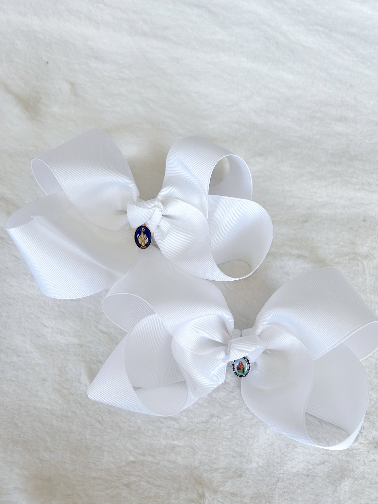 Rose White Classic Bow with Charm